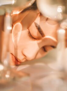 «Водный пилинг» — новый термин от корейских косметологов: что это за процедура и с чем можно сравнить.